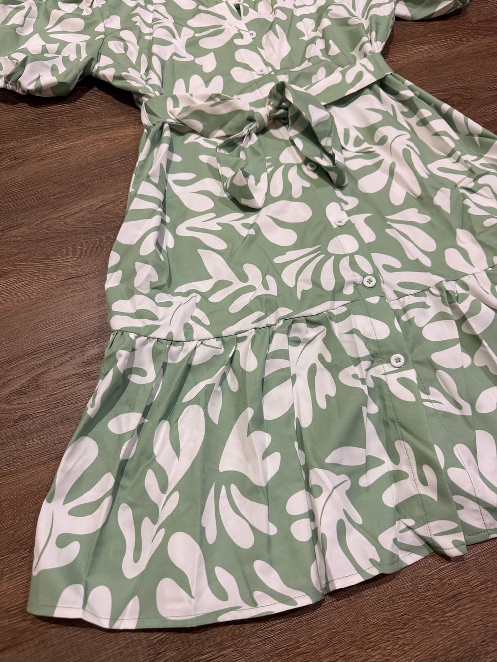 UEAL Green & White Abstract Floral Belted Tiered Midi Dress Size Medium - Picture 4 of 10
